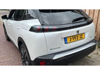 Peugeot e-2008 EV GT 50 kWh | Achterbank in delen neerklapbaar | Achteruitrijcamera | Airco (automatisch)