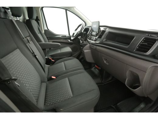 Ford Transit Custom 300 2.0 TDCI L2H1 Airco Cruise Carplay Navigatie PDC 3 Persoons Elektrpakket Trekhaak ActivLease financial lease