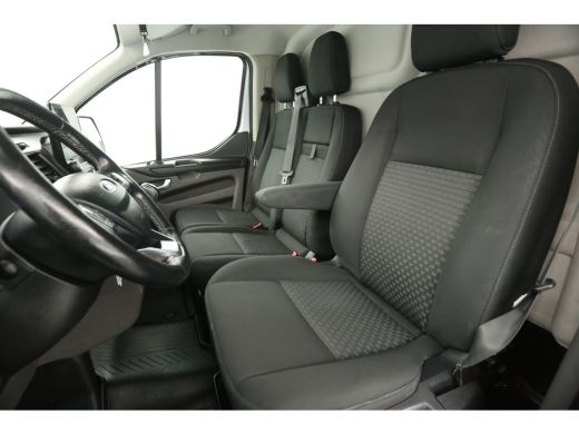 Ford Transit Custom 300 2.0 TDCI L2H1 Airco Cruise Carplay Navigatie PDC 3 Persoons Elektrpakket Trekhaak ActivLease financial lease