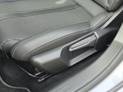 Peugeot 208 Hybrid 136 e-DCS6 GT | Achterbank in delen neerklapbaar | Achterspoiler | Achteruitrijcamera | Ac... ActivLease financial lease