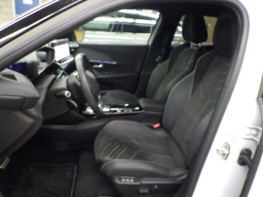 Peugeot e-2008 EV GT 54 kWh 156pk | Massage | Stoelverwarming | Alcantara | Elektr. Stoelen | 18"LMV | Adaptive ... ActivLease financial lease