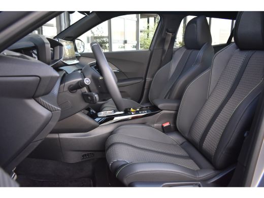 Peugeot e-2008 EV GT 54 kWh 156pk | Schuif-/Kanteldak | Adaptive Cruise | Warmtepomp | Dodehoek-Detectie | Achte... ActivLease financial lease