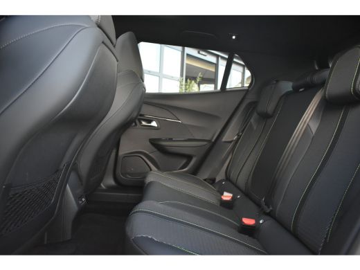 Peugeot e-2008 EV GT 54 kWh 156pk | Schuif-/Kanteldak | Adaptive Cruise | Warmtepomp | Dodehoek-Detectie | Achte... ActivLease financial lease