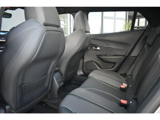Peugeot e-2008 EV GT 54 kWh 156pk | Schuif-/Kanteldak | Adaptive Cruise | Warmtepomp | Dodehoek-Detectie | Achte... ActivLease financial lease