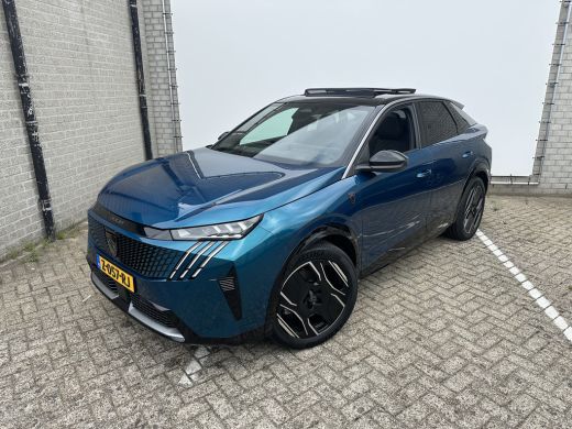 Peugeot e-3008 GT 73 kWh | 11 kW lader | Achterbank in delen neerklapbaar | Achterspoiler Peugeot e-3008 GT 73 kWh | 11 kW lader | Achterbank in delen neerklapbaar | Achterspoiler