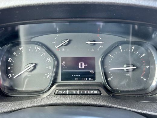 Peugeot Expert 1.5 BlueHDI 102 PK / 1e EIG / 3-ZITS / L2H1 / TREKHAAK / AIRCO / CRUISE / NAVI / SCHUIFDEUR ActivLease financial lease