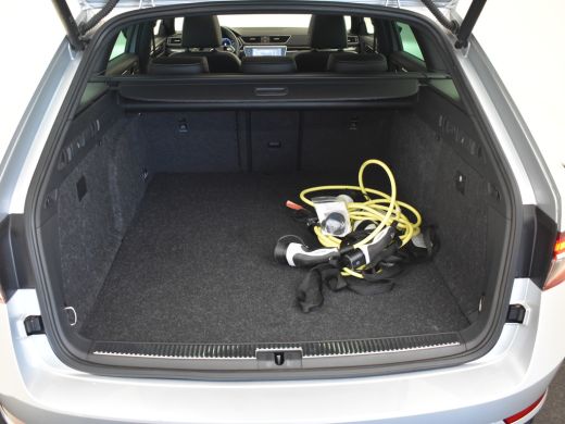 Skoda Superb Combi 1.4 TSI iV Laurin & Klement 218pk l Panorama dak | Elektrische stoelen | Stoelventilatie | ... ActivLease financial lease