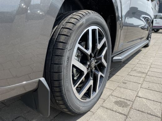 Volkswagen e-Transporter 32 L2H1 Style 64 kWh 995.- per maand all in! | 286 PK | Trekhaak | App Connect | Camera ActivLease financial lease