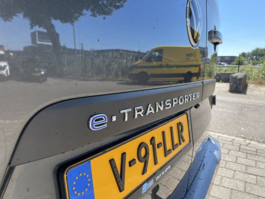Volkswagen e-Transporter 32 L2H1 Style 64 kWh 995.- per maand all in! | 286 PK | Trekhaak | App Connect | Camera ActivLease financial lease