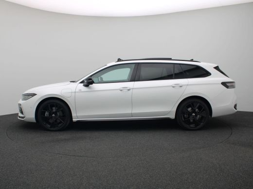 Volkswagen Passat Variant 1.5 eHybrid R-Line Business 272PK Trekhaak, 360 graden Camera, DCC, Harman & Kardon, Head... ActivLease financial lease