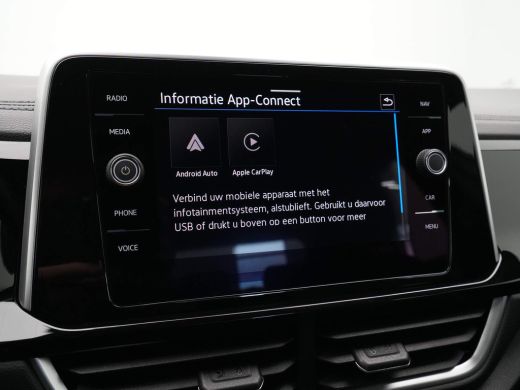 Volkswagen T-Roc 1.5 TSI 150pk DSG R-Line Navi via App Pdc Clima Led 83 ActivLease financial lease