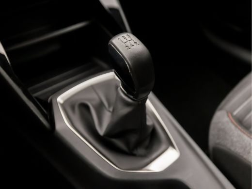 Peugeot 208 1.2 PureTech Sport (APPLE CARPLAY, GROOT NAVI, 360 CAMERA, LM VELGEN, SPORTSTOELEN, TREKHAAK, PAR... ActivLease financial lease