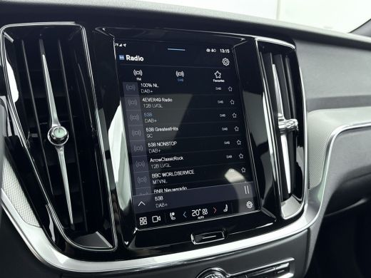 Volvo  V60 2.0 T6 Plug-in hybrid AWD Plus Dark | Trekhaak | Panoramadak | Harman Kardon Audio | PDC + 360 Ca... ActivLease financial lease
