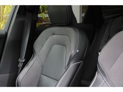 Volvo  XC60 2.0 T8 Plug-in hybrid AWD R-Design | Trekhaak | Achteruitrijcamera | Schuif-/kanteldak | BLIS | A... ActivLease financial lease