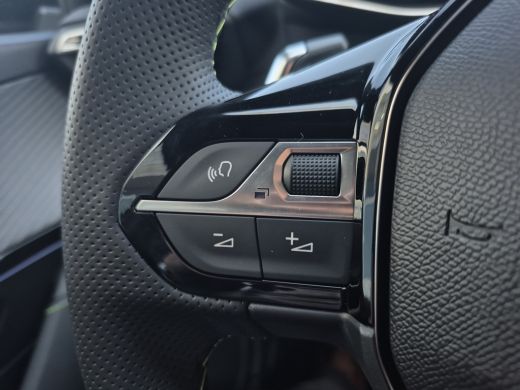Peugeot 208 GT | Adaptieve cruise control met Stop&Go functie | Armsteunen op de voorportieren bekleed met ku... ActivLease financial lease