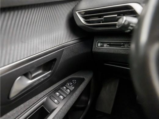 Peugeot 3008 1.2 PureTech Sport Automaat (APPLE CARPLAY, GROOT NAVI, 360 CAMERA, KEYLESS, SPORTSTOELEN, GETINT... ActivLease financial lease