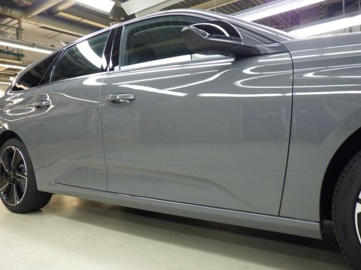 Peugeot e-308 Style EV 54 kWh | Navi By App | Climate | Cruise | 3-Fase | Parkeersensoren Achter | | DAB ontvan... ActivLease financial lease