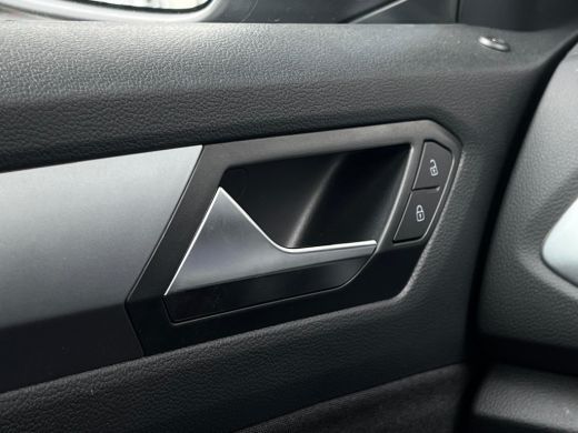 Volkswagen T-Roc Life Edition Inclusief €2000,- inruilvoordeel | 'App-Connect' draadloze smartphone integratie | '... ActivLease financial lease