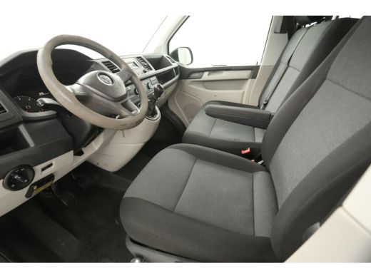 Volkswagen Transporter 2.0 TDI L2H1 Dubbele Cabine Airco Cruise 6 Persoons Elektrpakket Sidebar Trekhaak ActivLease financial lease