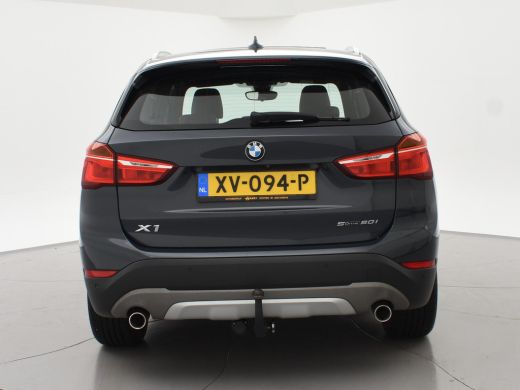 BMW X1 sDrive20i 192 PK AUT. + TREKHAAK | PANORAMA | SPORTSTOELEN LEDER | HEAD-UP | CAMERA | STOELVERWAR... ActivLease financial lease