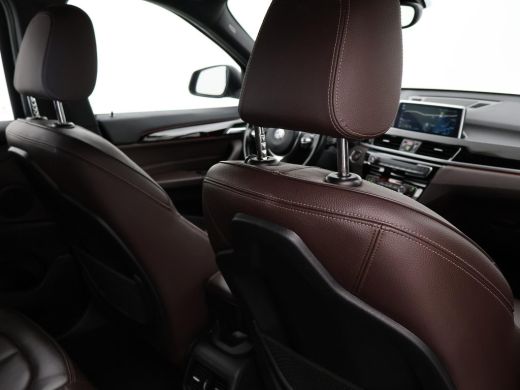 BMW X1 sDrive20i 192 PK AUT. + TREKHAAK | PANORAMA | SPORTSTOELEN LEDER | HEAD-UP | CAMERA | STOELVERWAR... ActivLease financial lease