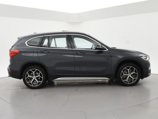 BMW X1 sDrive20i 192 PK AUT. + TREKHAAK | PANORAMA | SPORTSTOELEN LEDER | HEAD-UP | CAMERA | STOELVERWAR... ActivLease financial lease