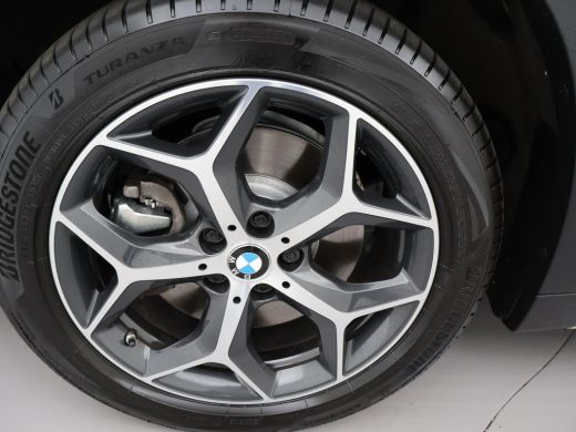 BMW X1 sDrive20i 192 PK AUT. + TREKHAAK | PANORAMA | SPORTSTOELEN LEDER | HEAD-UP | CAMERA | STOELVERWAR... ActivLease financial lease