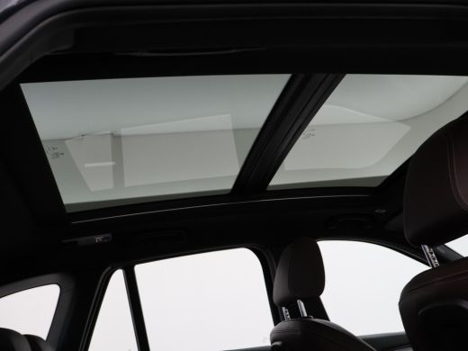 BMW X1 sDrive20i 192 PK AUT. + TREKHAAK | PANORAMA | SPORTSTOELEN LEDER | HEAD-UP | CAMERA | STOELVERWAR... ActivLease financial lease