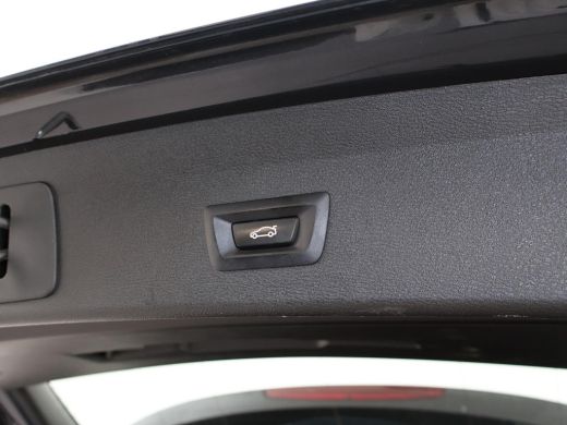 BMW X1 sDrive20i 192 PK AUT. + TREKHAAK | PANORAMA | SPORTSTOELEN LEDER | HEAD-UP | CAMERA | STOELVERWAR... ActivLease financial lease