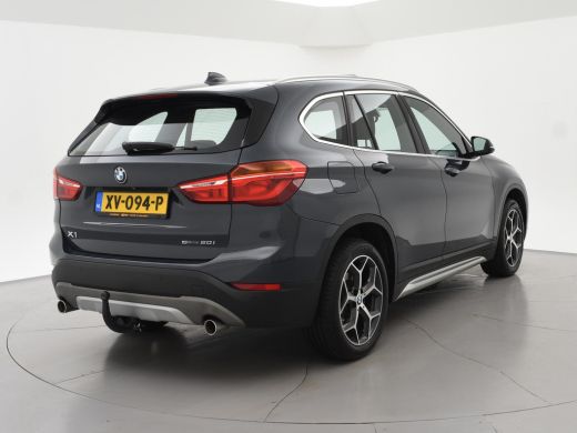 BMW X1 sDrive20i 192 PK AUT. + TREKHAAK | PANORAMA | SPORTSTOELEN LEDER | HEAD-UP | CAMERA | STOELVERWAR... ActivLease financial lease