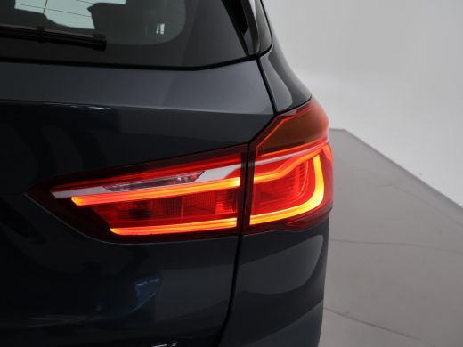 BMW X1 sDrive20i 192 PK AUT. + TREKHAAK | PANORAMA | SPORTSTOELEN LEDER | HEAD-UP | CAMERA | STOELVERWAR... ActivLease financial lease