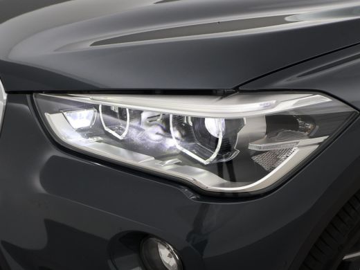 BMW X1 sDrive20i 192 PK AUT. + TREKHAAK | PANORAMA | SPORTSTOELEN LEDER | HEAD-UP | CAMERA | STOELVERWAR... ActivLease financial lease
