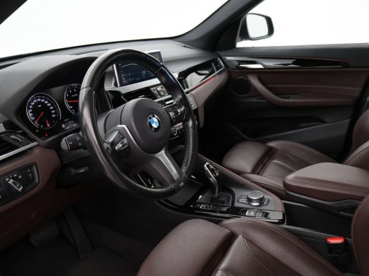 BMW X1 sDrive20i 192 PK AUT. + TREKHAAK | PANORAMA | SPORTSTOELEN LEDER | HEAD-UP | CAMERA | STOELVERWAR... ActivLease financial lease