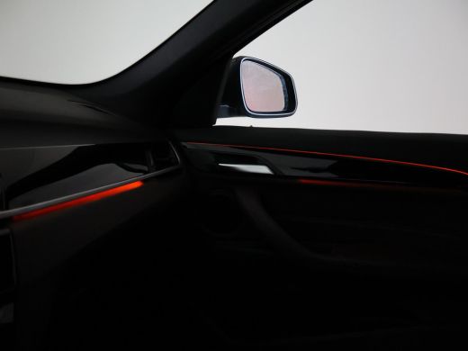 BMW X1 sDrive20i 192 PK AUT. + TREKHAAK | PANORAMA | SPORTSTOELEN LEDER | HEAD-UP | CAMERA | STOELVERWAR... ActivLease financial lease