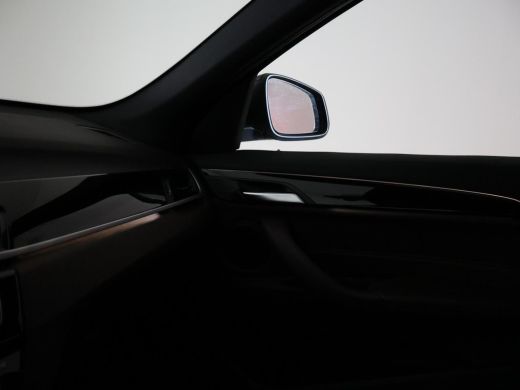 BMW X1 sDrive20i 192 PK AUT. + TREKHAAK | PANORAMA | SPORTSTOELEN LEDER | HEAD-UP | CAMERA | STOELVERWAR... ActivLease financial lease