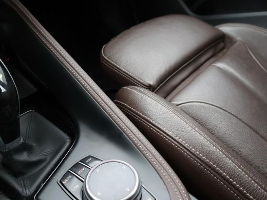 BMW X1 sDrive20i 192 PK AUT. + TREKHAAK | PANORAMA | SPORTSTOELEN LEDER | HEAD-UP | CAMERA | STOELVERWAR... ActivLease financial lease