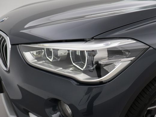 BMW X1 sDrive20i 192 PK AUT. + TREKHAAK | PANORAMA | SPORTSTOELEN LEDER | HEAD-UP | CAMERA | STOELVERWAR... ActivLease financial lease