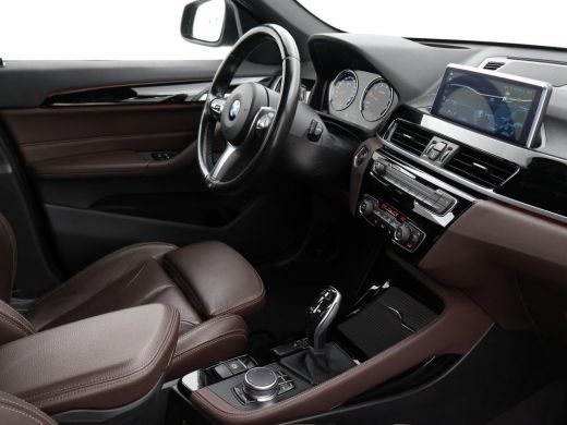 BMW X1 sDrive20i 192 PK AUT. + TREKHAAK | PANORAMA | SPORTSTOELEN LEDER | HEAD-UP | CAMERA | STOELVERWAR... ActivLease financial lease