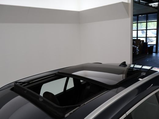 BMW X1 sDrive20i 192 PK AUT. + TREKHAAK | PANORAMA | SPORTSTOELEN LEDER | HEAD-UP | CAMERA | STOELVERWAR... ActivLease financial lease