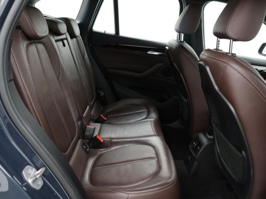 BMW X1 sDrive20i 192 PK AUT. + TREKHAAK | PANORAMA | SPORTSTOELEN LEDER | HEAD-UP | CAMERA | STOELVERWAR... ActivLease financial lease