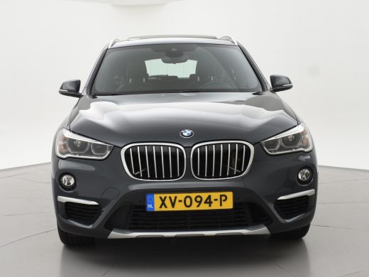 BMW X1 sDrive20i 192 PK AUT. + TREKHAAK | PANORAMA | SPORTSTOELEN LEDER | HEAD-UP | CAMERA | STOELVERWAR... ActivLease financial lease