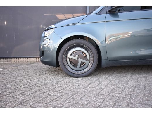 Fiat 500e Giorgio Armani Edition 42 kWh 3 Fase | Vol-Leder | Panoramadak | Stoelverwarming | Dodehoek-Detec... ActivLease financial lease