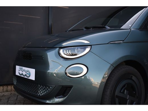 Fiat 500e Giorgio Armani Edition 42 kWh 3 Fase | Vol-Leder | Panoramadak | Stoelverwarming | Dodehoek-Detec... ActivLease financial lease