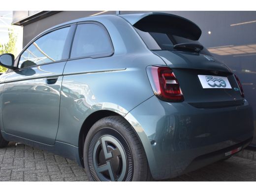 Fiat 500e Giorgio Armani Edition 42 kWh 3 Fase | Vol-Leder | Panoramadak | Stoelverwarming | Dodehoek-Detec... ActivLease financial lease
