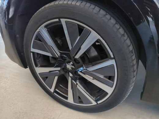 Peugeot 208 1.2 PureTech GT | Achterbank in delen neerklapbaar | Achteruitrijcamera | Anti Blokkeer Systeem ActivLease financial lease