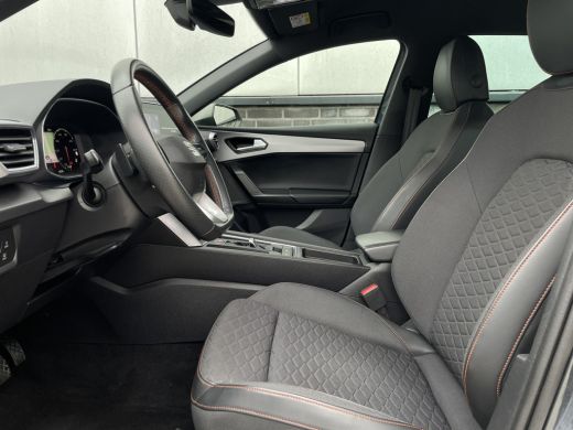 Seat Leon Sportstourer 1.5 eTSI FR | Elek. Trekhaak | LED | Carplay | Camera | Navi | Keyless | Adap. Cruise ActivLease financial lease