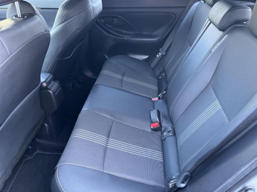 Toyota Yaris Cross 1.5 Hybrid Adventure | Navigatie | Stoel- + stuurverwarming | 18 inch LM-velgen | Parkeersensoren | ActivLease financial lease