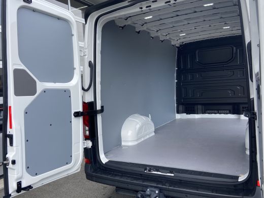 Volkswagen Crafter Exclusive L3H2 | Exclusive | Betimmering | Side Bars | Led | Digitaal Display | Trekhaak | Automaat ActivLease financial lease