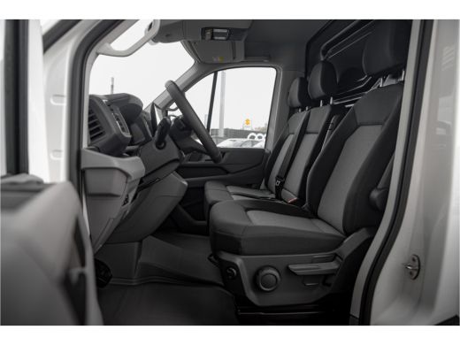 Volkswagen Crafter Exclusive L3H2 | Exclusive | Betimmering | Side Bars | Led | Digitaal Display | Trekhaak | Automaat ActivLease financial lease