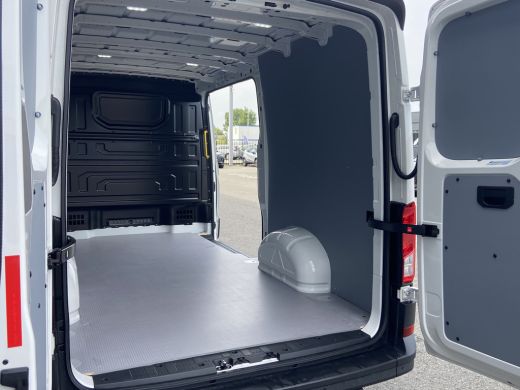 Volkswagen Crafter Exclusive L3H2 | Exclusive | Betimmering | Side Bars | Led | Digitaal Display | Trekhaak | Automaat ActivLease financial lease